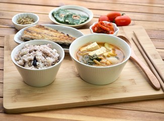 한국의 가정식 고등어 구이와 반찬 