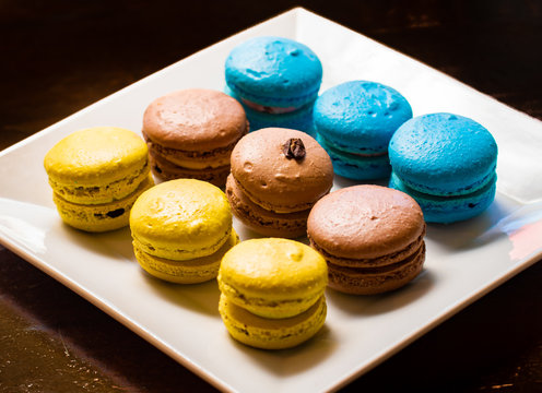 Macaroons franceses de colores parisinos elegantes y deliciosos