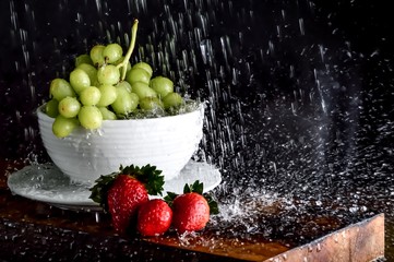 Fototapeta na wymiar grapes in a bowl