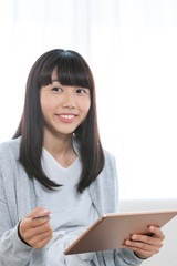 ネットショッピングをする女の子