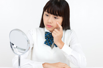 鏡を見る女子学生