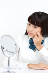 鏡を見る女子学生