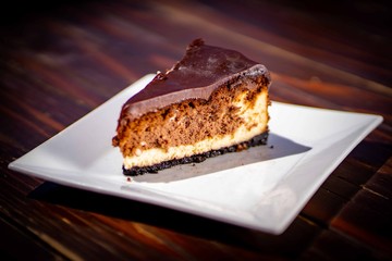 rebanada de pastel chocoflan con cacao delicioso 