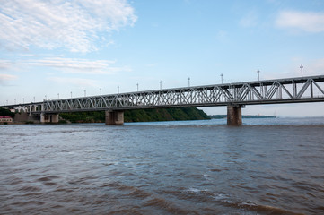 Obraz premium Russia, Khabarovsk, August 2019: Road bridge on the Amur river in the city of Khabarovsk in the summer