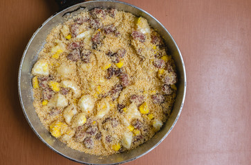 bacon farofa in the pan on the wooden table