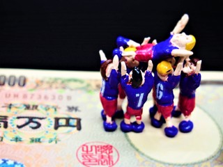Miniature soccer player and 10,000 yen bill