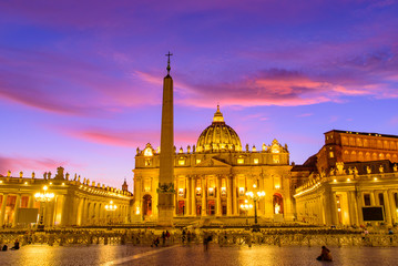 Fototapeta premium Sunset view of St. Peter's Basilica in Vatican City, the largest church in the world