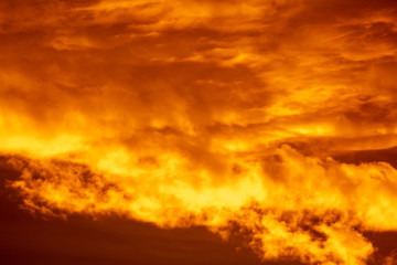 Por do sol em tons laranja