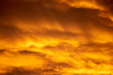 Por do sol em tons laranja