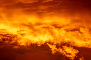 Por do sol em tons laranja