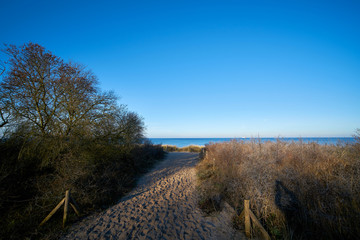 Zugang zum Strand am Ufer der Ostsee bei Warnemünde