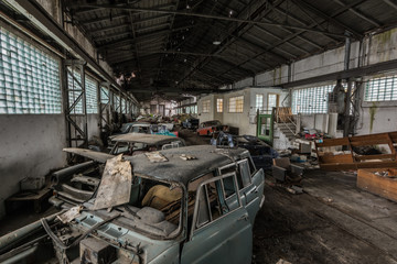 viele alte autos in einer langen halle von oben