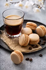 Raamstickers Koffie of chocolade macarons op een dienblad, trendy frans dessert © fahrwasser