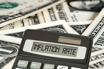 Dollar Geldscheine, Taschenrechner und Inflation in USA