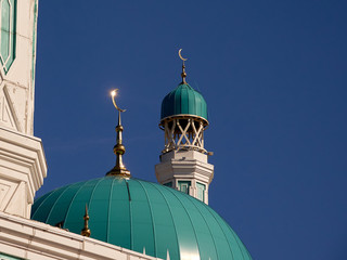 Fototapeta na wymiar Minaret of the Mosque on a background of blue sky
