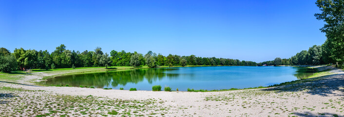 Morgendliche Stille am Kuhsee im Augsburger Stadtwald