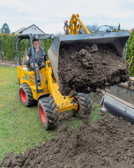 Gartengestaltung mit einem kleinen Radlader