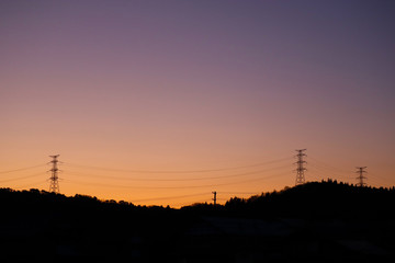 送電線と朝焼け