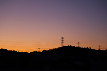 送電線と朝焼け