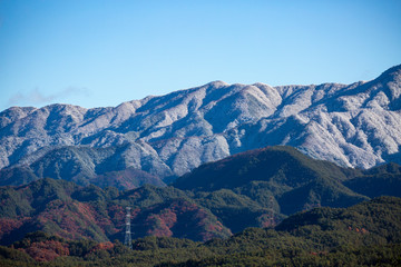 紅葉と冠雪の南アルプスの山脈