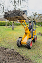 Gartengestaltung mit einem kleinen Radlader