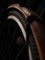 錆びた古い自転車のホイール