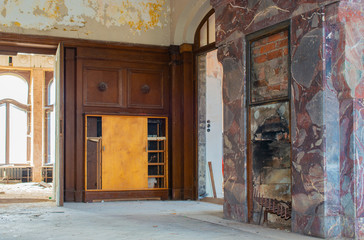 Fototapeta na wymiar Lost Place alte Herrenhaus Villa, Wohnräume vor dem Zerfall 