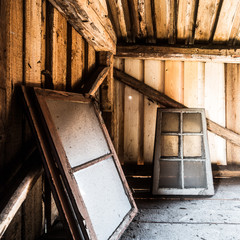 Obraz premium Dirty windows laying in a wooden barn