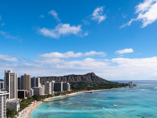 ハワイで人気の観光地、ワイキキビーチとダイヤモンドヘッドの風景。