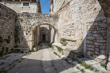 Fototapeta na wymiar old abandoned houses in ancient town of Plomin, Croatia.