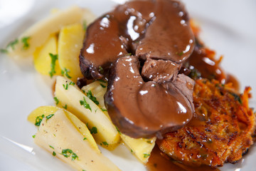 Geschmorte Rehkeule Reh Kartoffeln Röstis