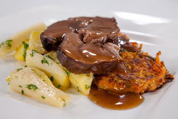Geschmorte Rehkeule Reh Kartoffeln Röstis