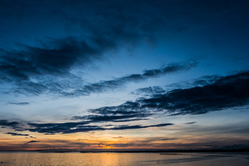 Coucher de soleil au bord de la mer M&eacute;diterran&eacute;e