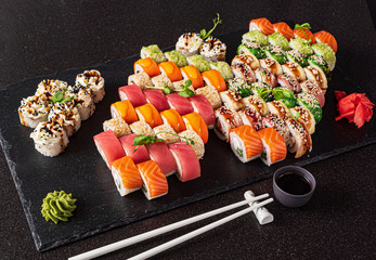 Sushi auf schwarzem Hintergrund
