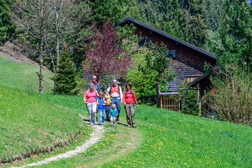Fototapeta premium Frühlingswanderung auf einem Naturerlebnispfad im Allgäu
