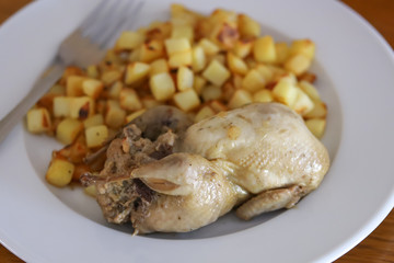 caille farcie et pommes de terre rissolées