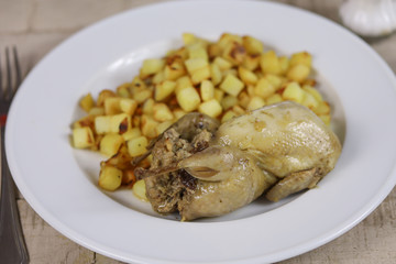 caille farcie et pommes de terre rissolées