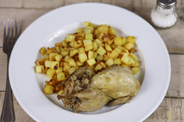 caille farcie et pommes de terre rissolées