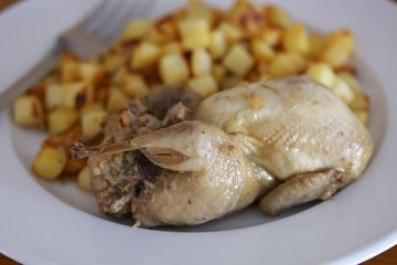 caille farcie et pommes de terre rissolées