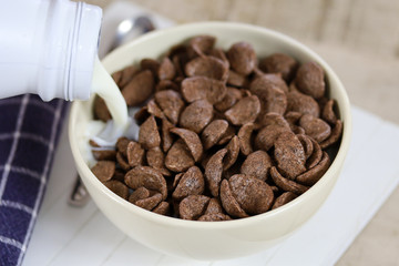 bol de céréales soufflés au chocolat et lait
