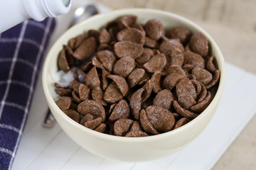 bol de céréales soufflés au chocolat et lait