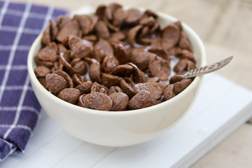 bol de céréales soufflés au chocolat et lait