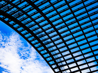 アーチ形の橋と青空