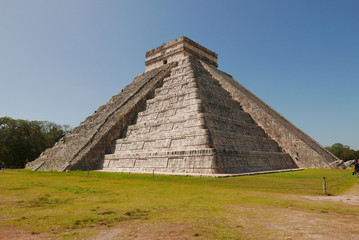 Fototapeta na wymiar Pyramide de Chichen Itza, Mexique
