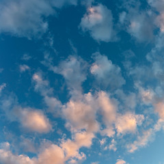 Obraz premium Beautiful evening blue sky with golden clouds as a natural background
