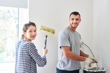 Glückliches junges Paar beim Renovieren