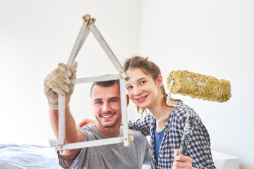 Glückliches junges Heimwerker Paar beim renovieren