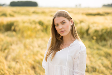 Junge Frau genießt das Landleben im Feld