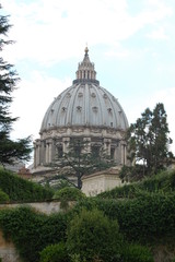Fototapeta na wymiar la cupula de la basilica de San Pietro, Roma