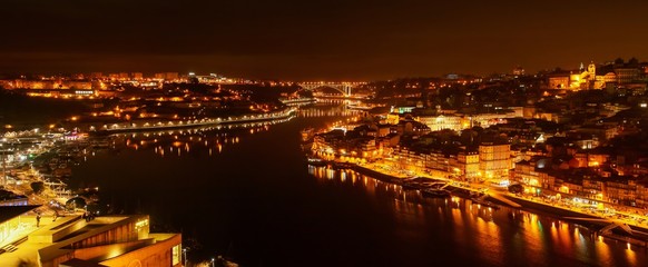 Vista nocturna de la desembocadura del río Douro a su paso por las ciudades de Oporto y Vila Nova...
